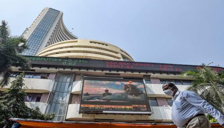 Markets decline in early trading due to continued outflows of foreign funds